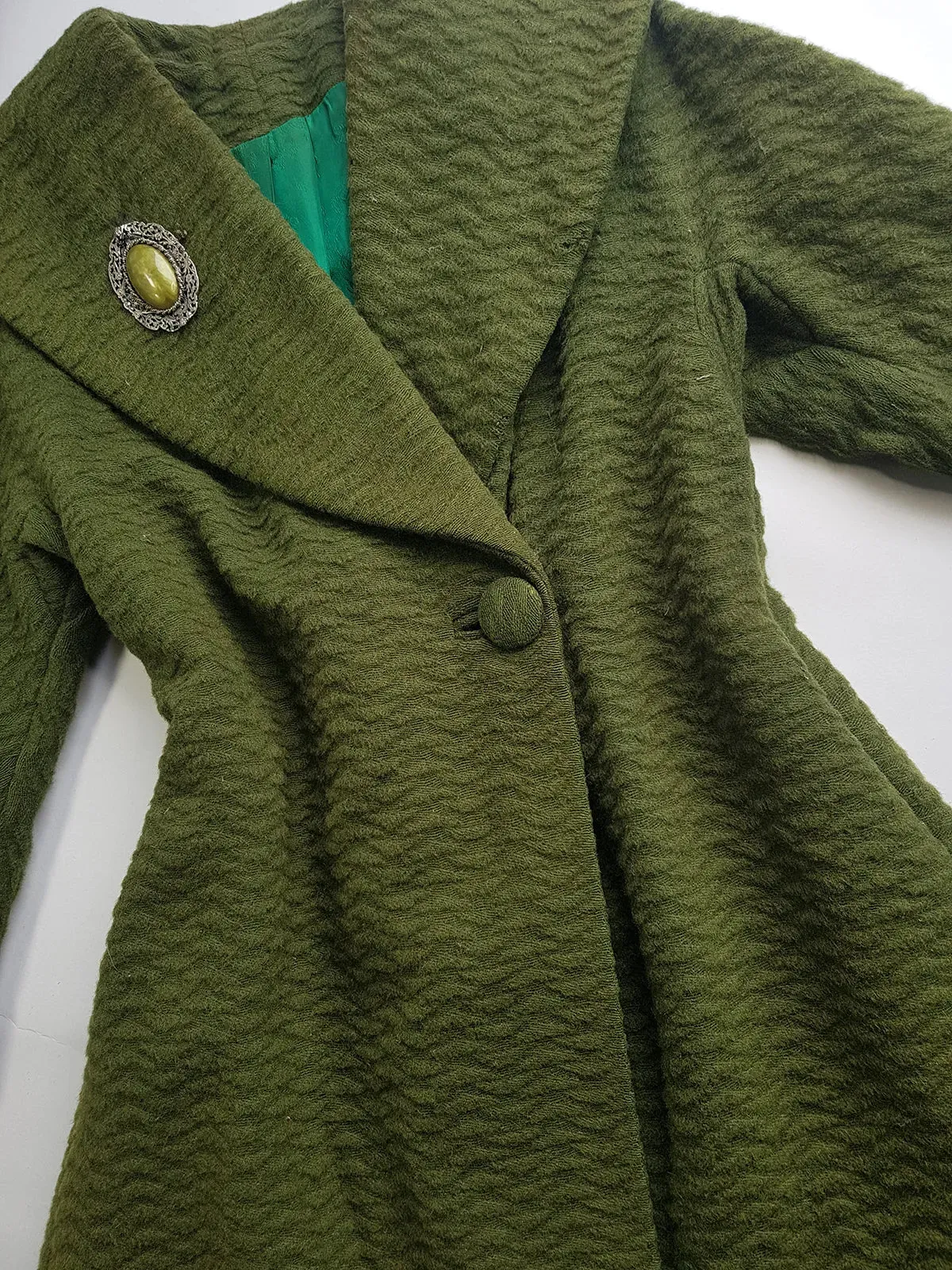 1950s Vintage Wool Hourglass Coat in Incredible Olive Green & Ornate Lapel Brooch - Knee Length - Immaculate Tailoring - Emerald Green Lining