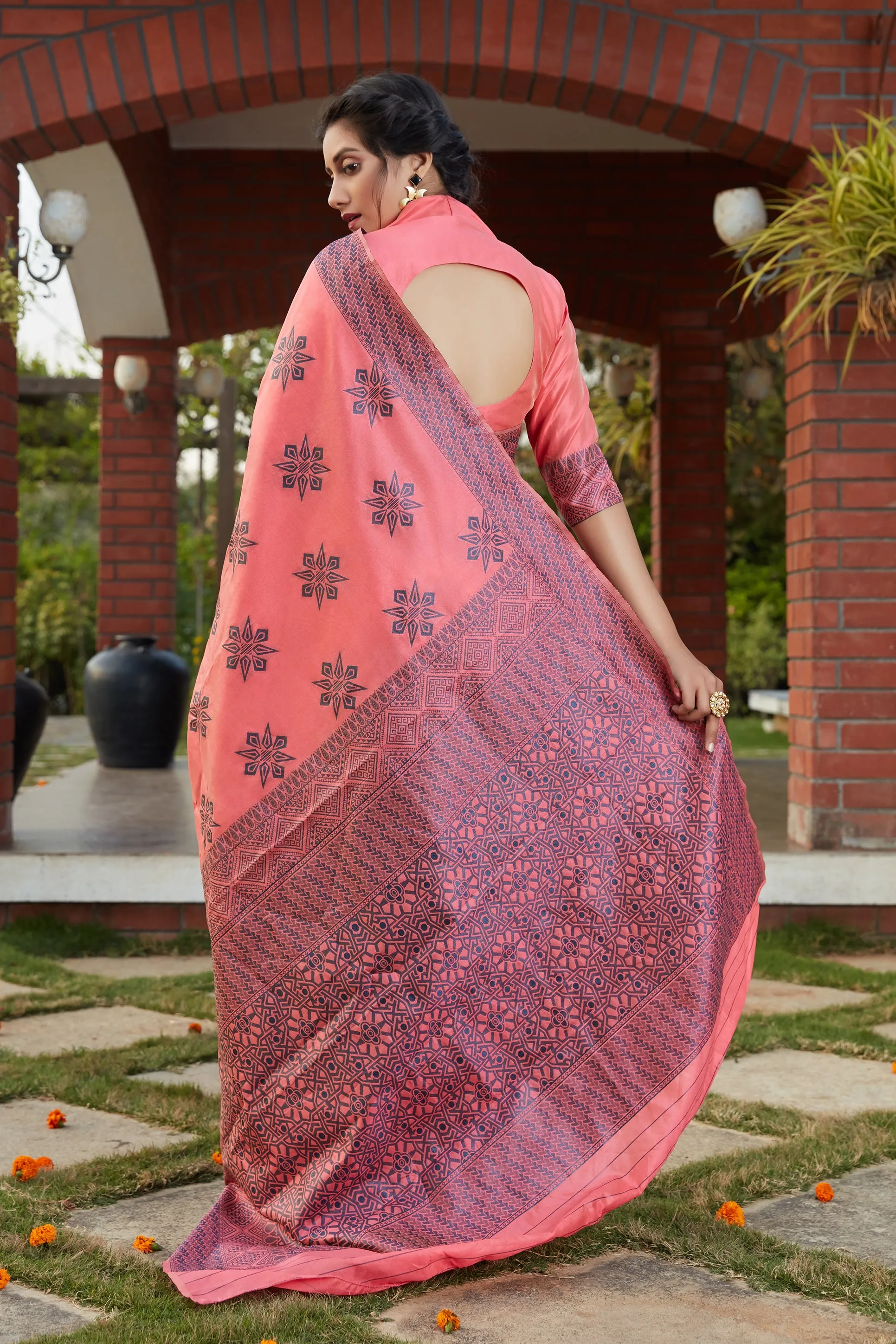 Pink Color Function Wear Trendy Weaving Work Saree In Art Silk Fabric